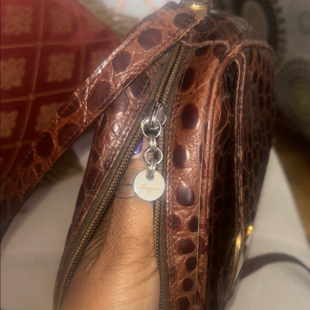 🚨VTG🚨RARE Salvatore Ferragamo CROCODILE EMBOSSED Leather Crossbody Bag
BA212559 - Picture 5 of 10